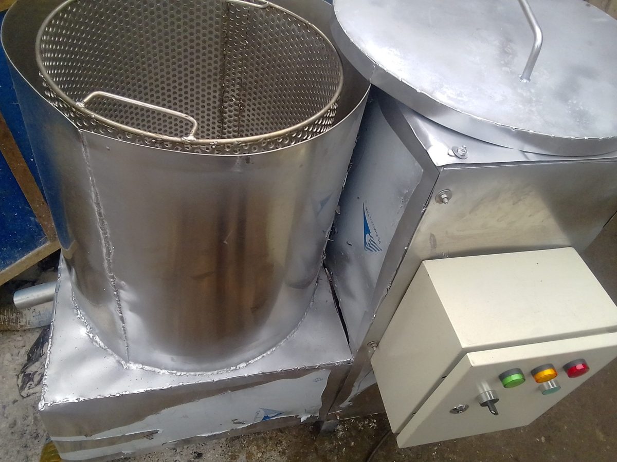 De-oiling and de-watering machine for plantain and potato