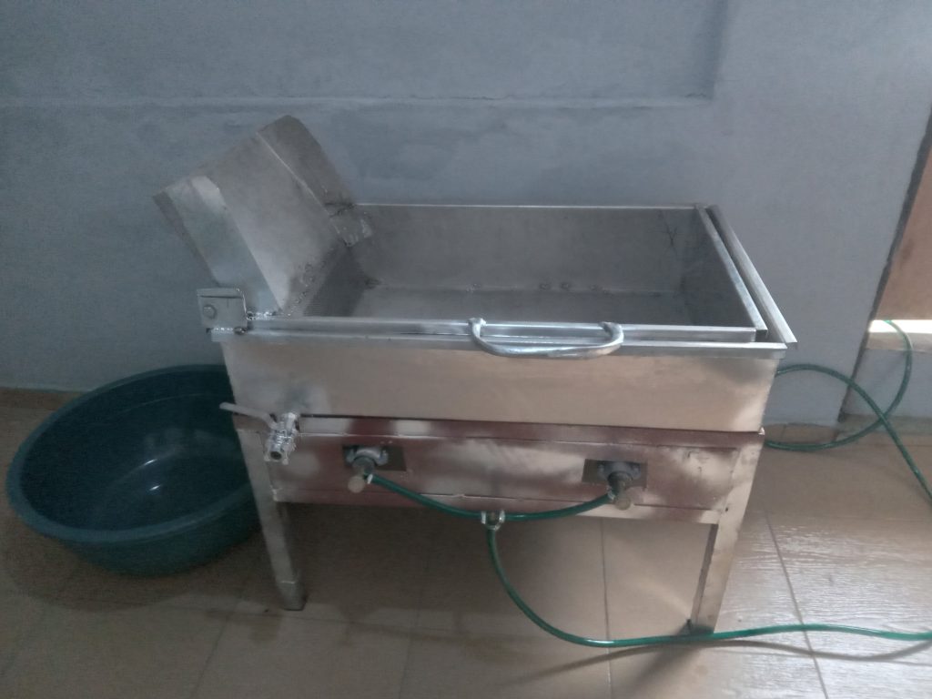 Deep fryer with tilt-up