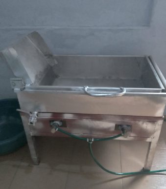 Deep fryer with tilt-up