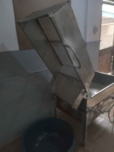 Deep fryer with tilt-up mechanism