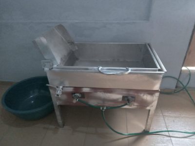 Deep fryer with tilt-up